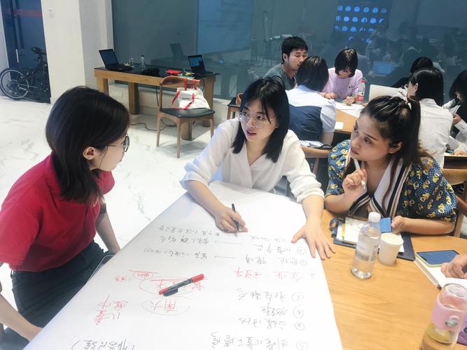 中国青年积极投身社会工作推动社会和谐进步